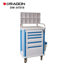 Doutor ou enfermeira usando hospital médico carrinho com gavetas carrinho de anestesia